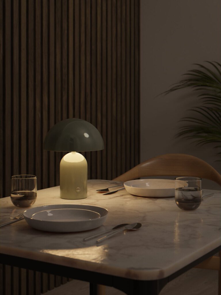 Lampa stołowa LED Walter jest dostępna na Westwing.pl. Styl retro lampy w formie grzybka WALTER, z kolekcji LIGHTS ON by Westwing Collection, oparty jest na charakterze lat 70., który teraz ponownie jest w trendach. Czy to na stoliku nocnym, komodzie czy nawet w ogrodzie – przenośna lampa wykonana z wytrzymałego metalu to wyjątkowy element, która doda charakteru każdej przestrzeni. Półtransparentna szyba zapewnia przyjemne, delikatne oświetlenie. Lampa jestdostępna w czterech kolorach. Baterię można ładować za pomocą dołączonego kabla USB-C – czas ładowania: maksymalnie 8h.