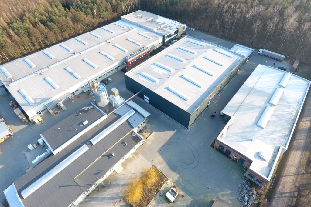 Widok z lotu ptaka na zakład produkcyjny firmy Dig-Net położony w Mroczeniu, powiat kępiński.