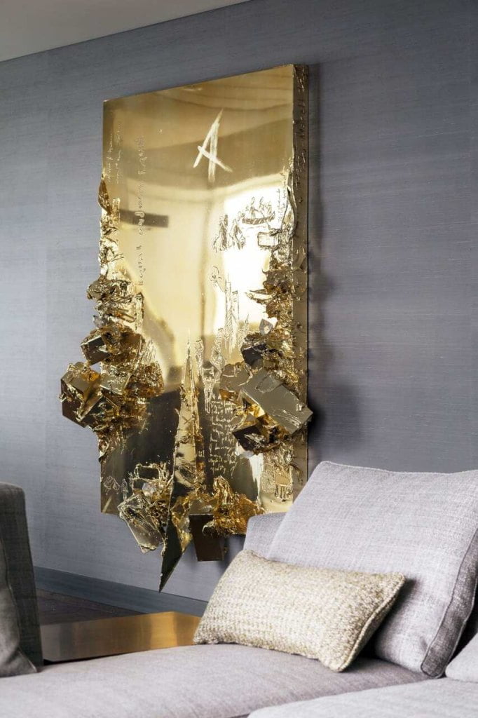 Wielkoformatowa złota płaskorzeźba, autorstwa Igora Dobrowolskiego. Złota 44, apartament projektu Weroniki Król i Marty Żebrowskiej-Wojczuk z pracowni MOW.design. 