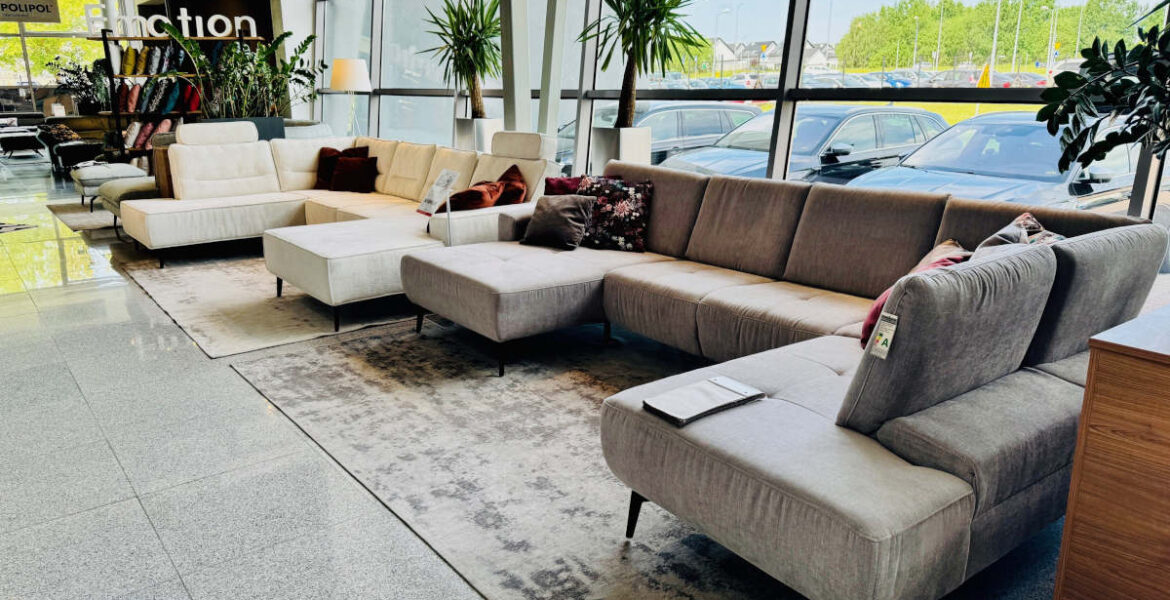 Polipol International Polen targi wewnętrzne 2024 z prezentowanym narożnikiem w kolorze szarym.