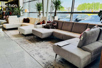 Polipol International Polen targi wewnętrzne 2024 z prezentowanym narożnikiem w kolorze szarym.