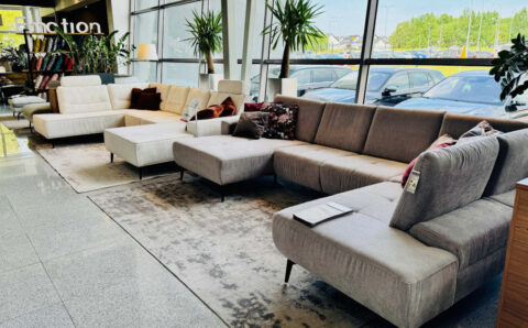 Polipol International Polen targi wewnętrzne 2024 z prezentowanym narożnikiem w kolorze szarym.