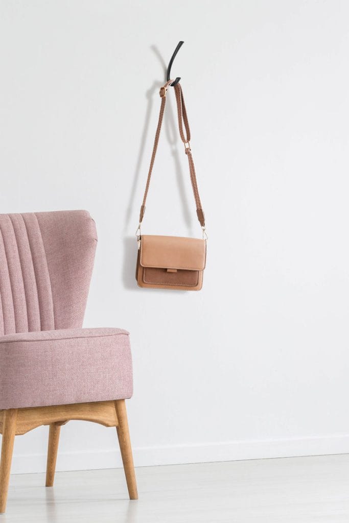 AMIX - wieszak W031 z wiszącą torebką i krzesłem