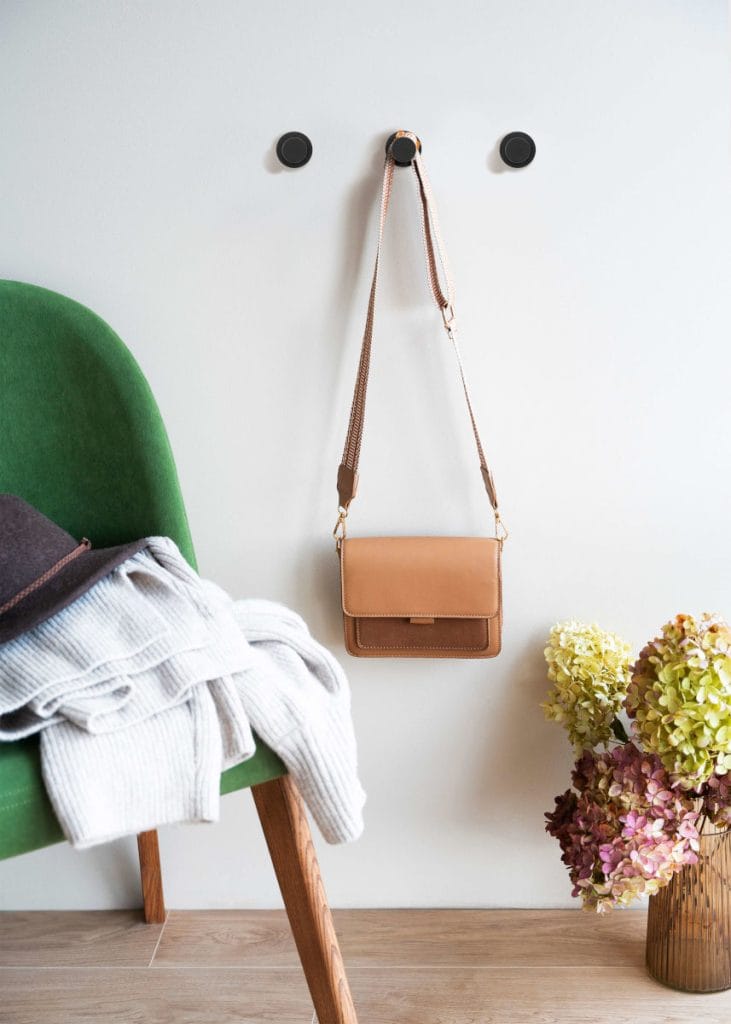 AMIX - wieszak W036 z wiszącą torebką i krzesłem