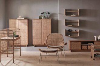 Nową serię FRYKSÅS IKEA wykonano z naturalnego, ręcznie wyplatanego rattanu, który jest mocny, trwały, a jednocześnie lekki. Znajdą się w niej niezbędne elementy wyposażenia pokoju dziennego i praktyczne rozwiązania do przechowywania, a także nieco zaskakujące produkty, takie jak biurko i szafka pod TV.