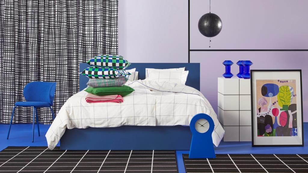 Tego lata debiutuje odważna, kolorowa wersja klasycznego krzesła KRYLBO od IKEA. Jest wygodna, niedroga i niebanalnie niebieska.