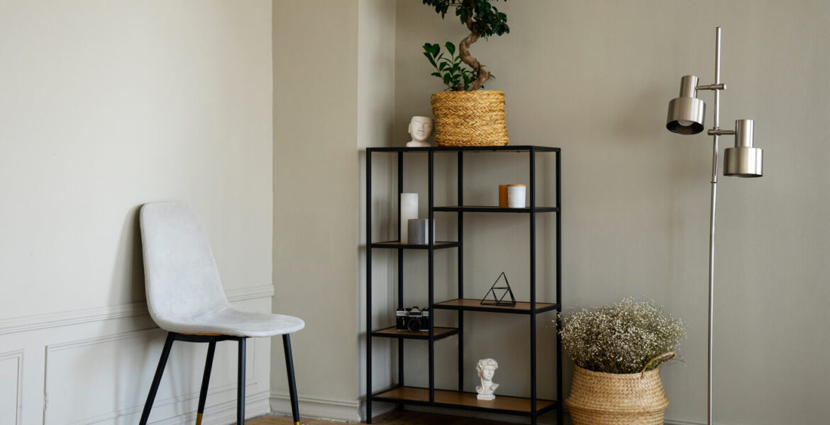 Orion - regał metalowy z dekoracjami