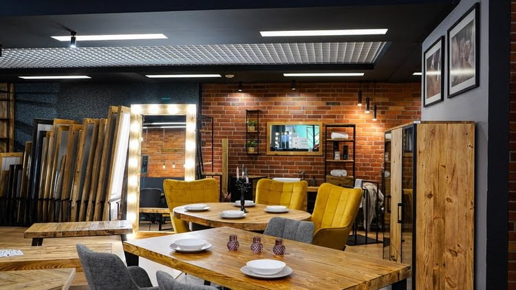 Warto odwiedzić showroom w Gliwicach i odkryć piękno, które kryje się w drewnie. Każdy mebel to nie tylko element wnętrza, ale także fragment wyjątkowej, niepowtarzalnej i certyfikowanej historii, którą nabywają klienci. To wyróżnia markę Retrowood i jest inspiracją, aby w Galerii Wnętrz ReFORMA w Gliwicach na własne oczy przekonać się, jak wyglądają  historie ukryte w drewnie.