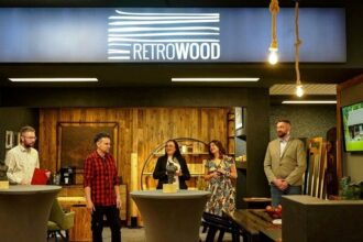 Showroom Retrowood w Gliwicach oferuje meble ze starego drewna.