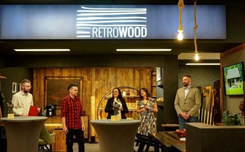 Showroom Retrowood w Gliwicach oferuje meble ze starego drewna.