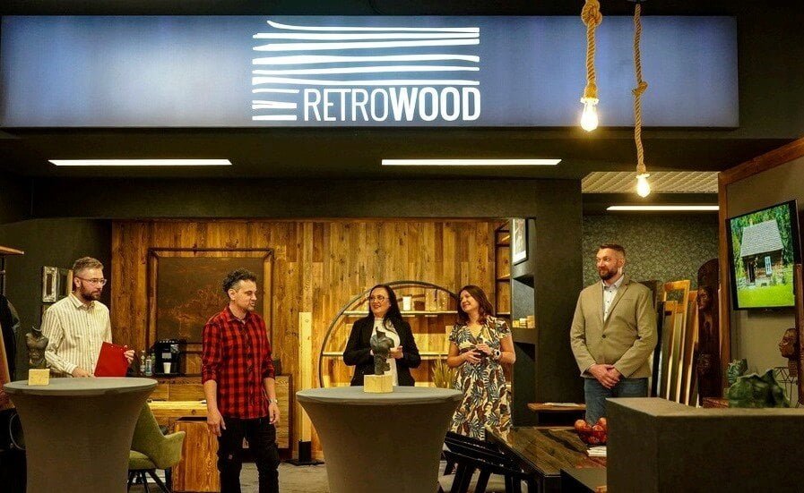 Showroom Retrowood w Gliwicach oferuje meble ze starego drewna.