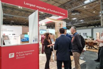 W dniach 21-24 stycznia Polska Agencja Inwestycji i Handlu (PAiH) zorganizowała polskie stoisko narodowe podczas targów January Furniture Show 2024 w Birmingham.