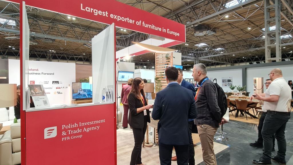 W dniach 21-24 stycznia Polska Agencja Inwestycji i Handlu (PAiH) zorganizowała polskie stoisko narodowe podczas targów January Furniture Show 2024 w Birmingham.