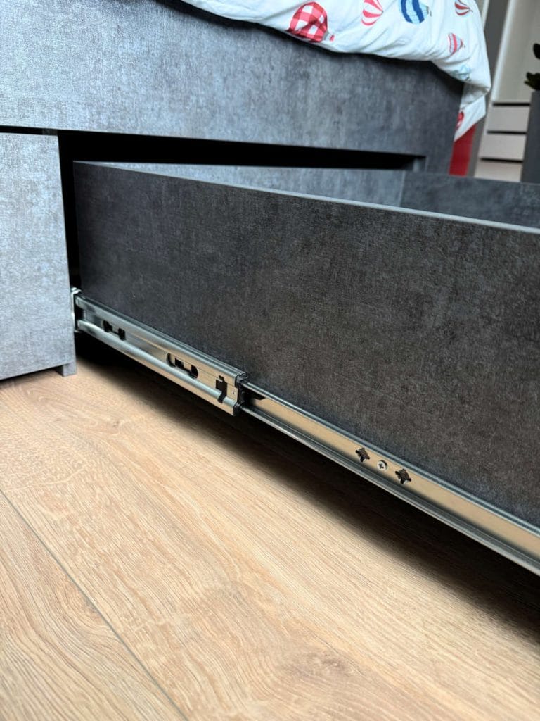 Sevroll - prowadnica H53  w szufladzie w łóżku