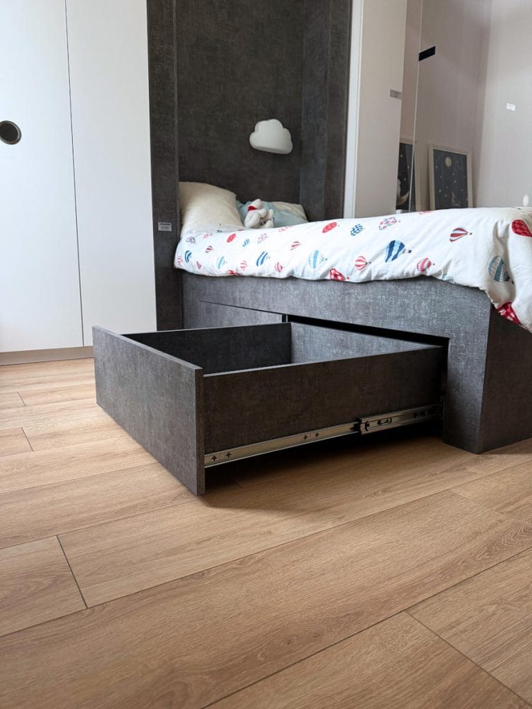 Sevroll - prowadnica H53  w szufladzie w łóżku