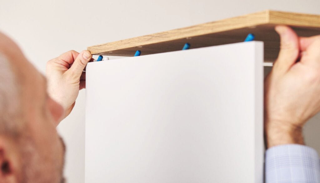 System Threespine umożliwiający prosty montaż mebli na kliknięcie.