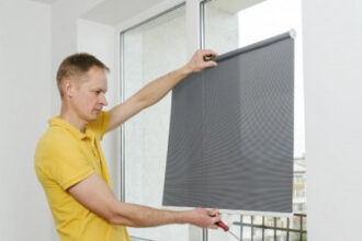 Monter prezentujący jak naprawić rolety wewnętrzne.