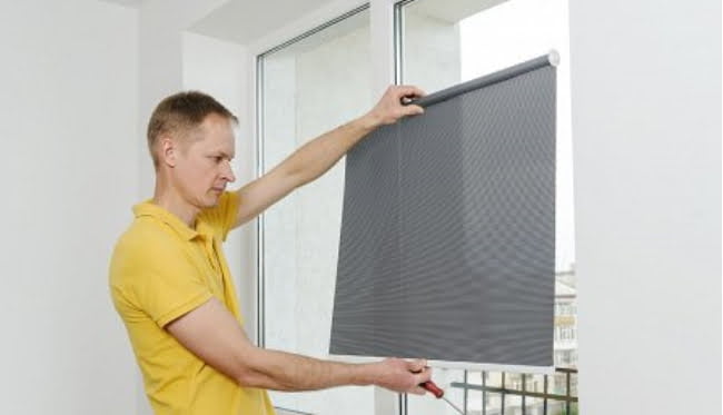 Monter prezentujący jak naprawić rolety wewnętrzne.