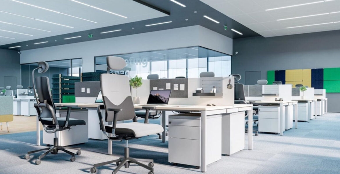 Otwarta przestrzeń biurowa open space, na pierwszym planie ergonomiczne krzesła biurowe.