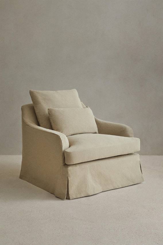 ARMCHAIR 01 to mniejsza wersja mebla SOFA01. Vincent Van Duysen zaprojektował ten model dla ZARA HOME. Fotel składa się z luksusowej, wyściełanej warstwy ze sprężynami, położonej na ramie z sosny, z mieszanką puchu i pianki. Wszystko to bez uszczerbku dla wytrzymałości i czasu użytkowania. W zestawie oparcie z poduszką i poduszka dekoracyjna wykonana z tego samego wypełnienia co fotel.