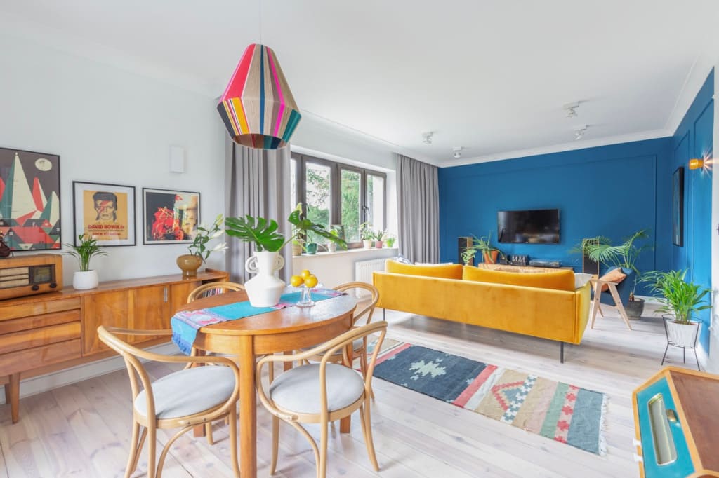 Stare i nowe - w salonie projektantka Weronika Budzichowska postawiła na eklektyzm.