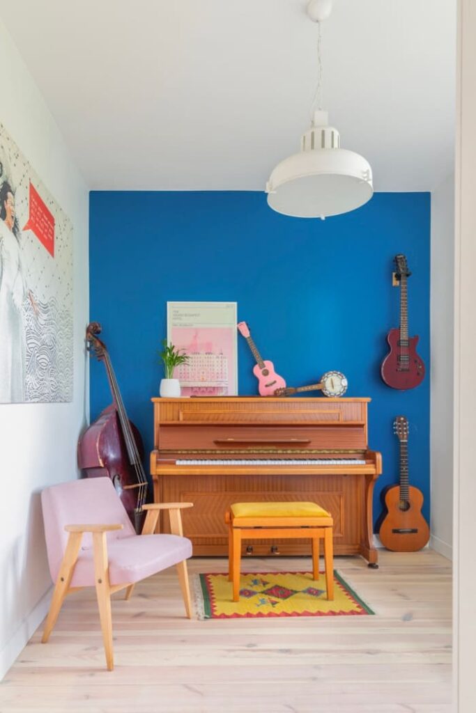 Pianino, na którym uczy się̨ grać́ starszy syn właścicieli.