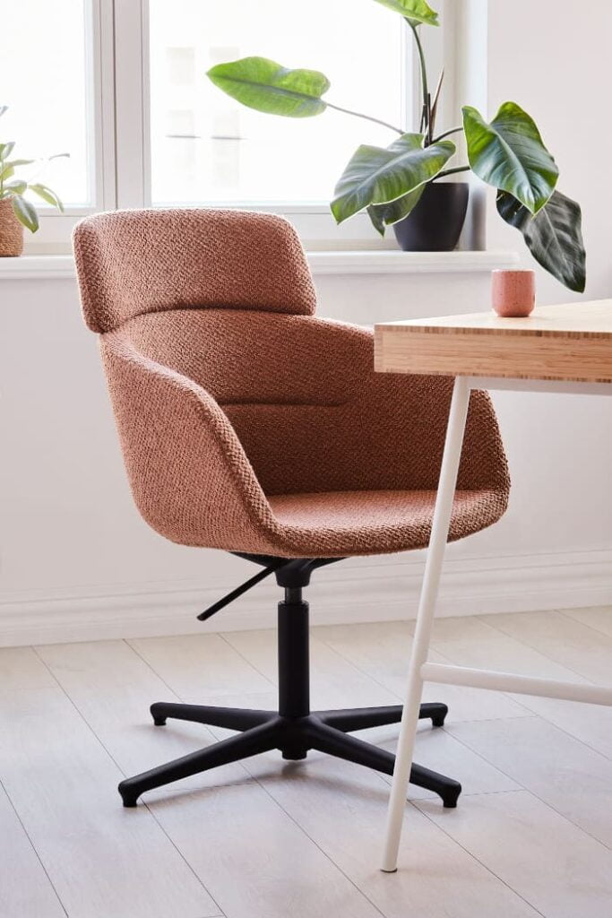 Aosta firmy Dekoma wpisuje się w nurt popularności tkanin haptycznych: o wyraźnie wyczuwalnych w dotyku strukturach, miękkich, przytulnych.