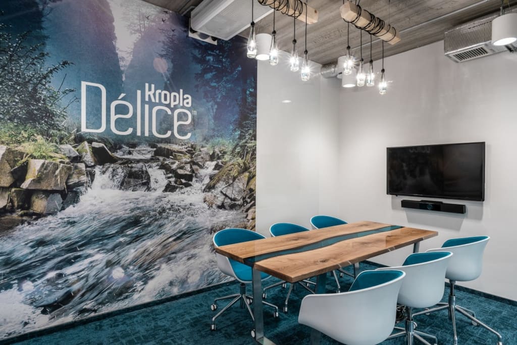 Sala konferencyjna „Kropla Delice”. Architekci z BIT CREATIVE znaleźli w niej miejsce na stół z naturalnego drewna i żywicy.