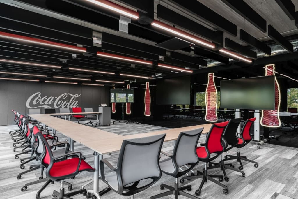 Wystrój salek konferencyjnych nawiązuje wystrojem do danego produktu marki Coca-Cola HBC.