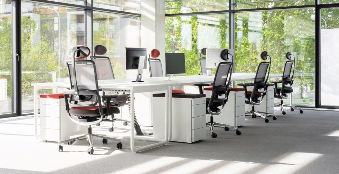 Biura LPP w Warszawie, Krakowie, Gdańsku, Pruszczu Gdańskim, Rzeszowie, Bydgoszczy, a także na Węgrzech, Słowacji, w Rumunii i Chorwacji wyposażyła firmy Nowy Styl.