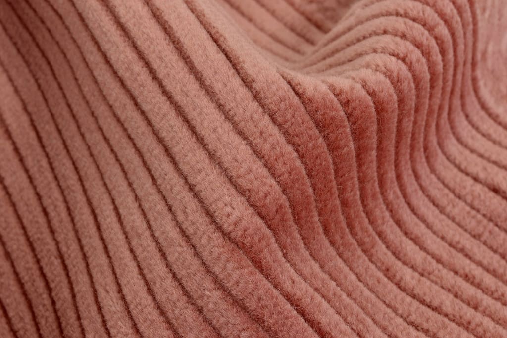 Coraz większą popularnością cieszą się modne dawno temu struktury przypominające gruby sztruks. Camino z oferty firmy Italvelluti Polskaw 100% wykonano ze szlachetnych włókien naturalnych.