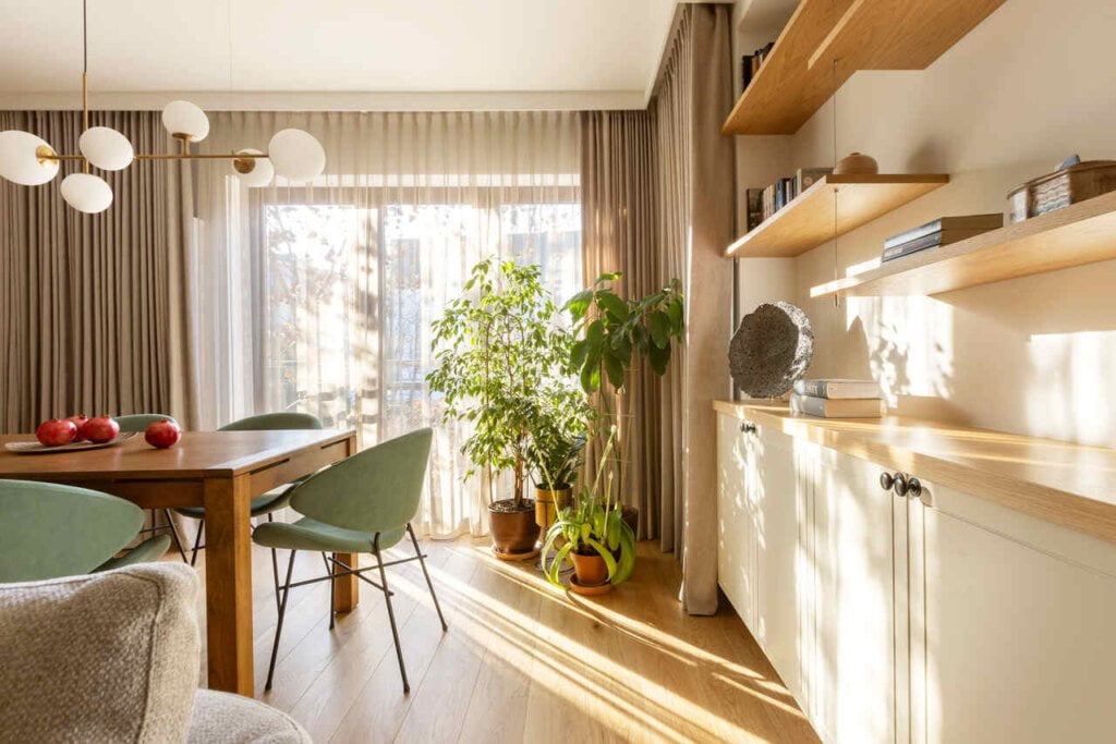 Część jadalniana w apartamencie w stylu skandynawskim, proj. Grupa Malaga.