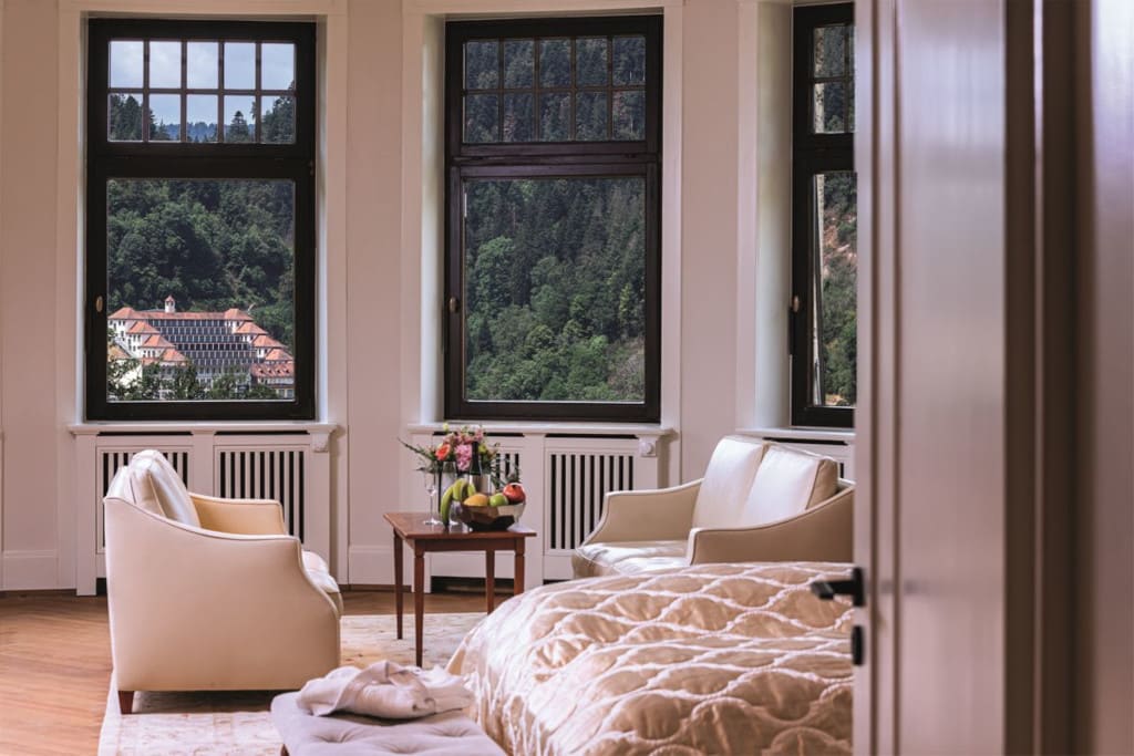 Budynek tarasu fabryki Junghans jest widoczny z przestronnych apartamentów Gut Berneck.