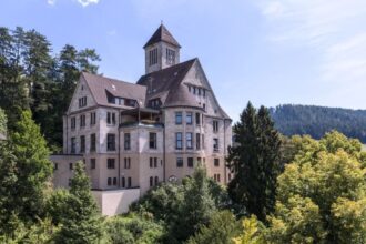 Zbudowany przez Arthura Junghansa w 1911 r., budynek używany był jako szpital po 1946 r. Rodzina ponownie nabyła Gut Berneck w 2017 r.