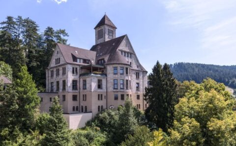 Zbudowany przez Arthura Junghansa w 1911 r., budynek używany był jako szpital po 1946 r. Rodzina ponownie nabyła Gut Berneck w 2017 r.