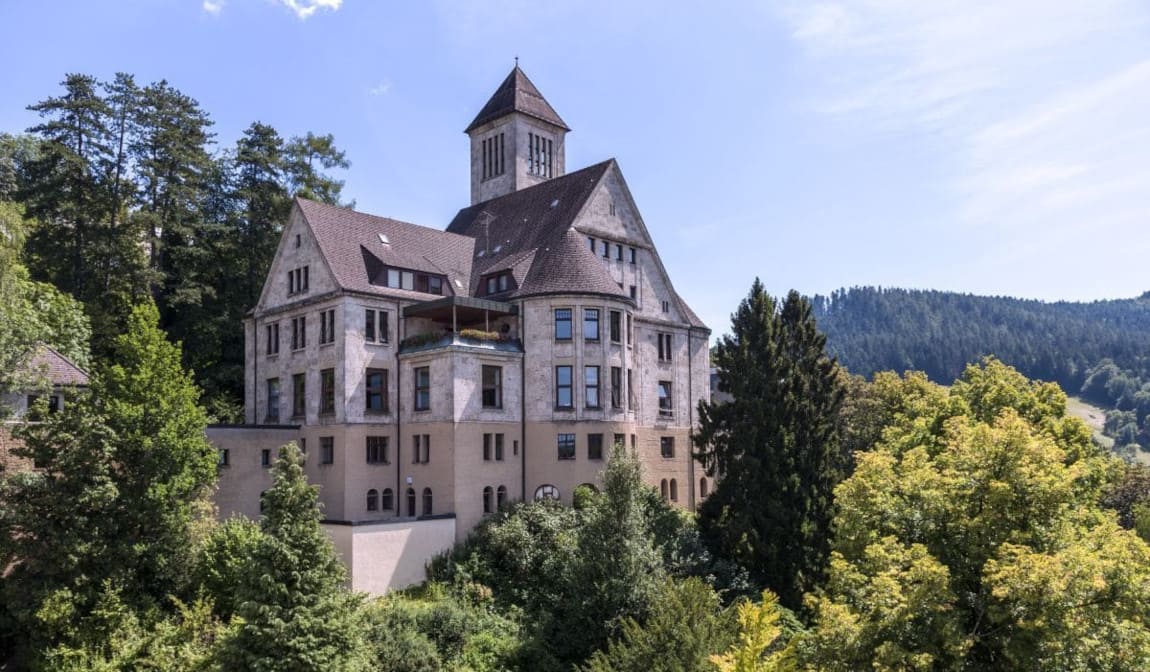 Zbudowany przez Arthura Junghansa w 1911 r., budynek używany był jako szpital po 1946 r. Rodzina ponownie nabyła Gut Berneck w 2017 r.