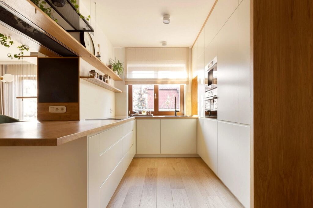 Kuchnia w apartamencie w stylu skandynawskim, proj. Grupa Malaga.