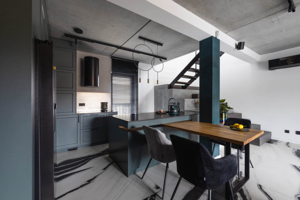 Kuchnia w dwupoziomowym apartamencie, projektu dr Janczy.