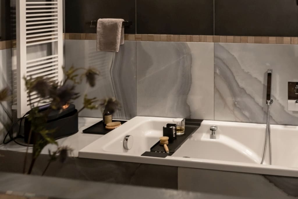 Wanna Geberit (łazienka na piętrze), wyposażona w specjalne akcesoria do siedzenia. Proj. Kasia Orwat.