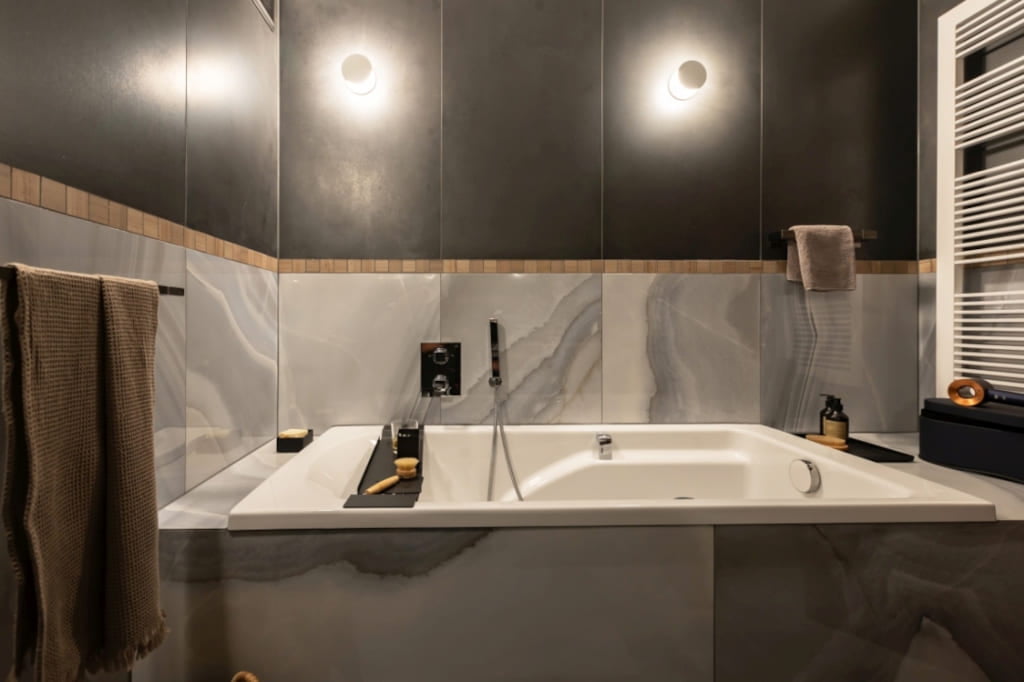 Zimne tonacje dodają łazience na piętrze elegancji i nieco surowego charakteru. Proj. Kasia Orwat.