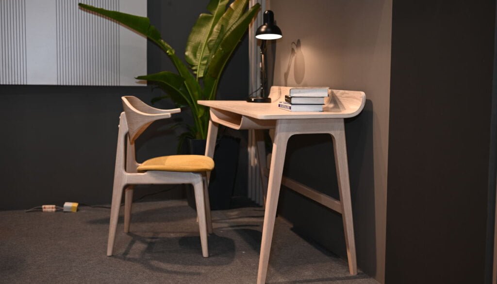 Firma TMH Furniture Industries SDN BHD była pionierem technologii gięcia drewna w Malezji. Zestaw „TMH 583-1 + TMH2257SD” na targach MIFF 2024 zdobył jedną z nagród w konkursie Furniture Excellence Award.