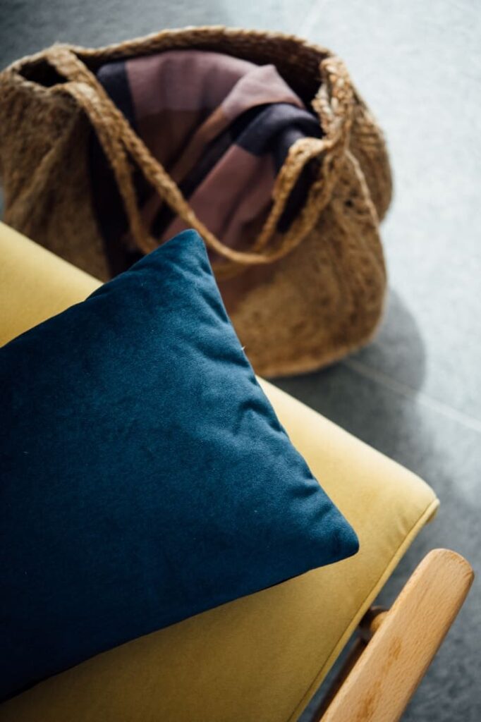 Monolith firmy Davis to ciekawa odsłona tkanin velvetowych podkreślona delikatnym printem.