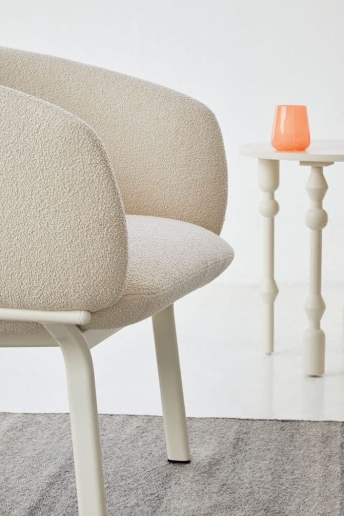 Neve (Dekoma) to przykład poliestrowej tkaninay typu boucle o charakterystycznej fakturze.