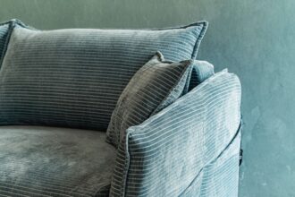 Kolekcja Perla marki Select by Lech łączy w sobie delikatność tkaniny szenilowej z nowoczesną strukturą sztruksową.