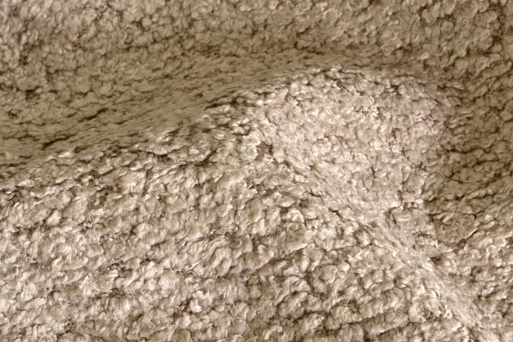 W ostatnim czasie duże zainteresowanie rynku wzbudziły materiały o strukturze typu boucle w różnych wersjach. Przykład takiej tkaniny to Piumino firmy Italvelluti Polska.