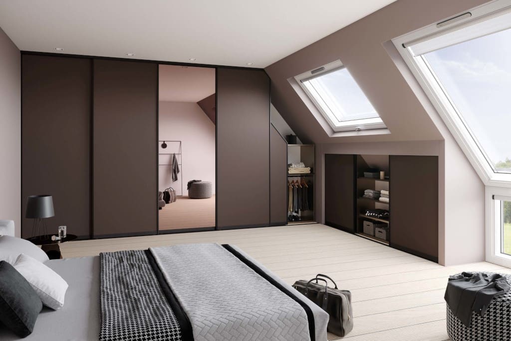 Zamawiane na wymiar rozwiązania Raumplus pozwalają na efektywne zabudowanie każdego centymetra powierzchni, na przykład pod skosami. Należą do niech drzwi przesuwne S720 oraz regał Legno.