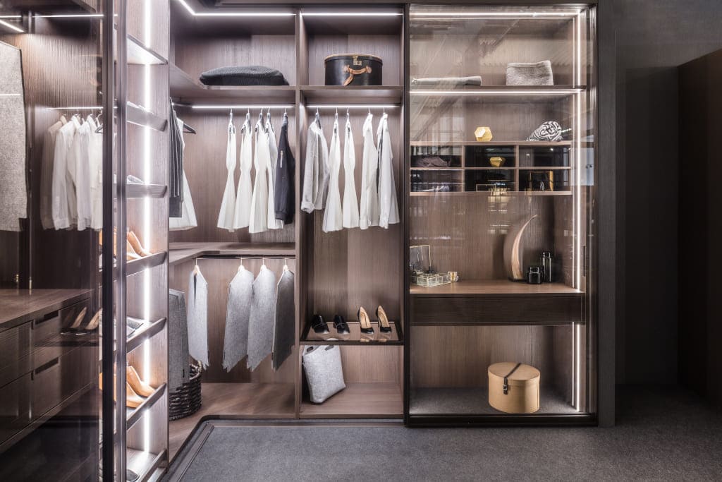 Raumplus, garderoba Legno zamykana wielkoformatowymi drzwiami przesuwnymi S1200.