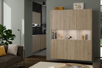 Dekor Raya Oak firmy Interprint Polska to harmonia i elegancja. Ślady wzrostu w wąskiej przestrzeni dodają temu dekorowi naturalności, a drobne sęki – charakteru.