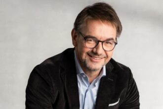 Roland Auer, prezes Zarządu Schattdecor, zrezygnował z pełnionej funkcji.