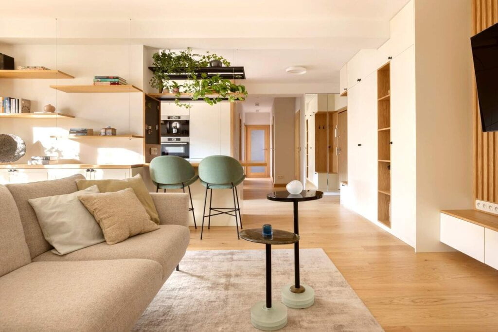 Salon w apartamencie w stylu skandynawskim, proj. Grupa Malaga.